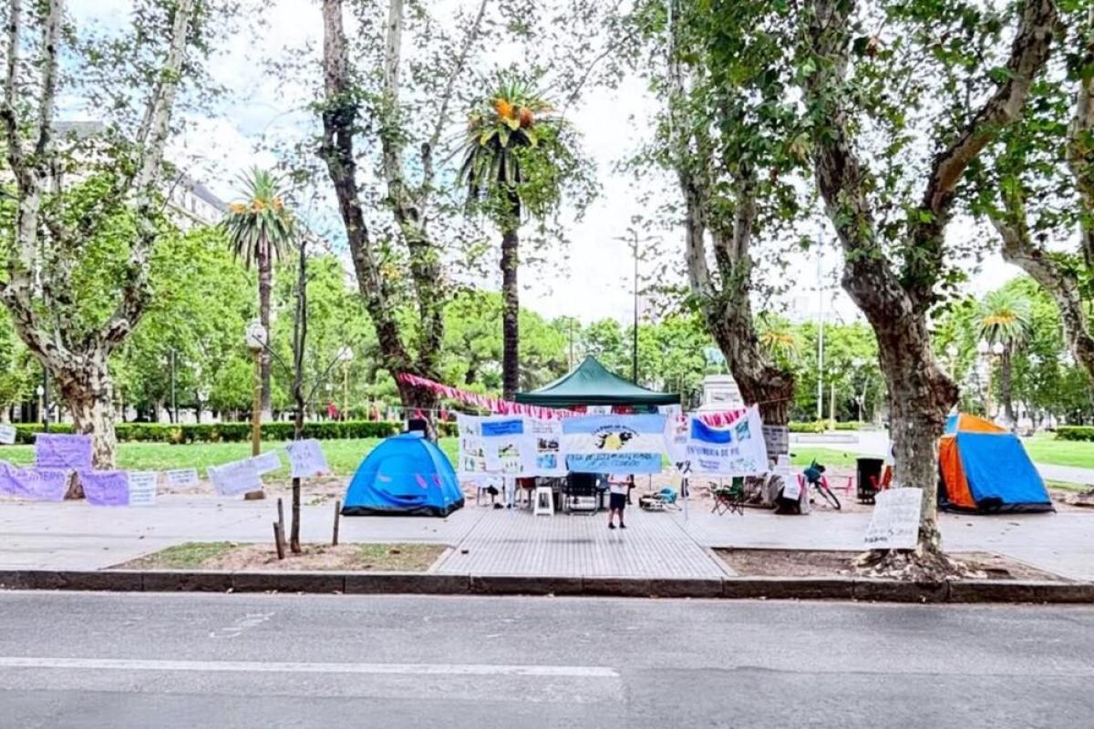 Enfermeros autoconvocados marchan en Santa Fe por un básico de $2 millones y mayor reconocimiento profesional
