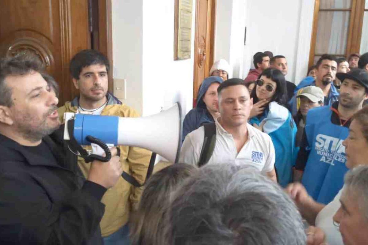Tras una multitudinaria protesta, municipales de Azul obtuvieron el compromiso de cobrar el aguinaldo adeudado