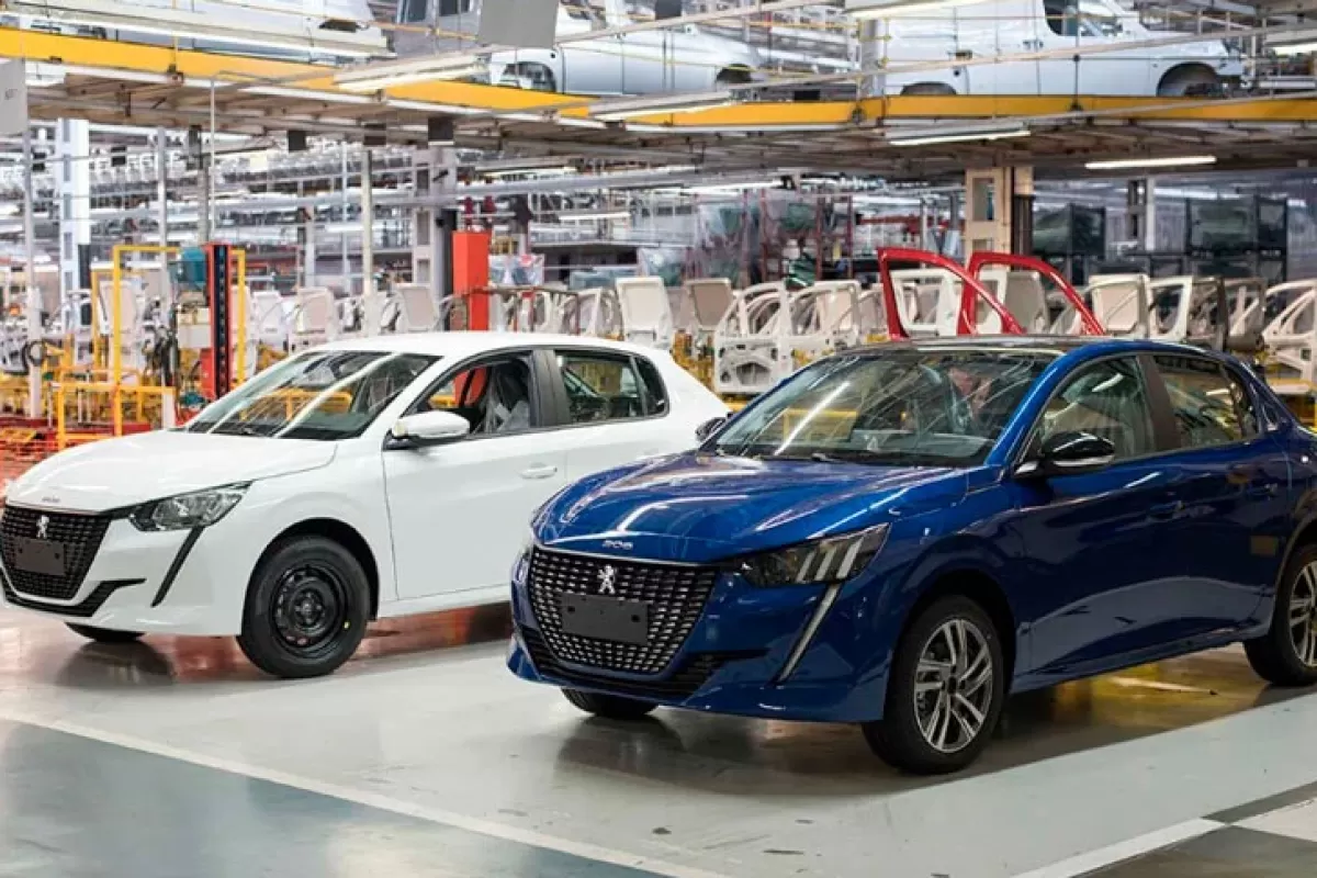 Stellantis vuelve a frenar la producción del Peugeot 208 en El Palomar y aplica suspensiones al personal