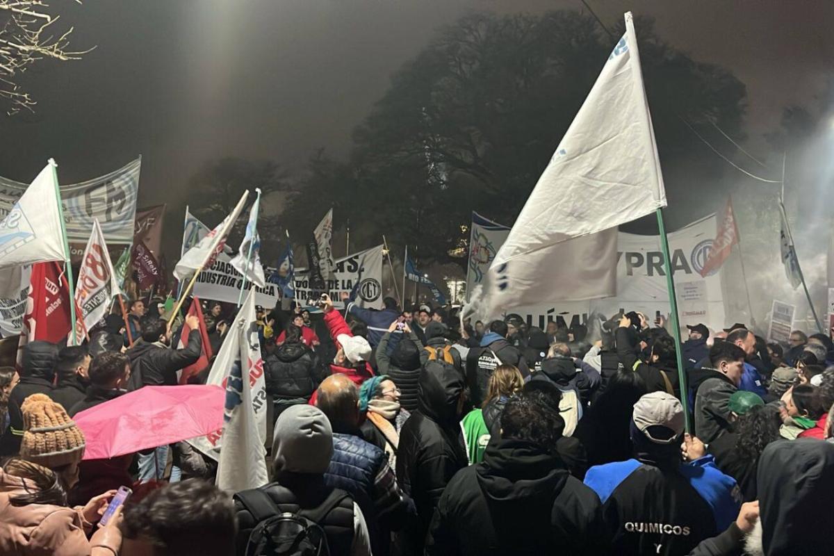 Químicos en pie de lucha: fuerte movilización en Río Tercero por despidos en la petroquímica