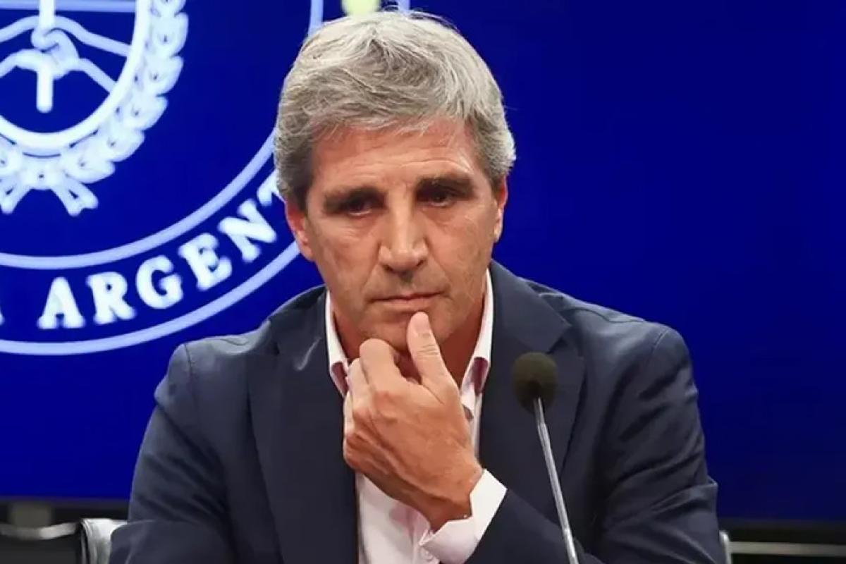 Caputo en la cuerda floja: el dólar se dispara y se desvanece la estrategia económica del Gobierno