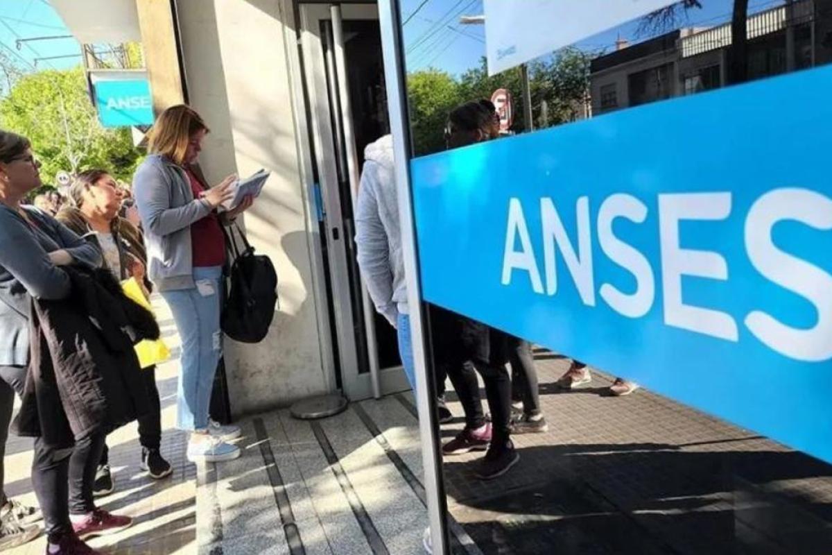 Casi 300 mil personas pidieron el seguro de desempleo desde que asumió Javier Milei
