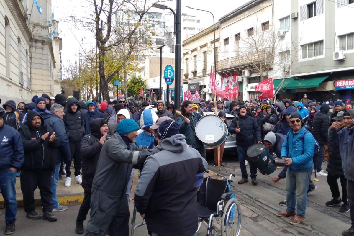 Trabajadores agrupados en ATE Ensenada reclaman en el Ministerio de Economía bonaerense por mejoras laborales y salariales
