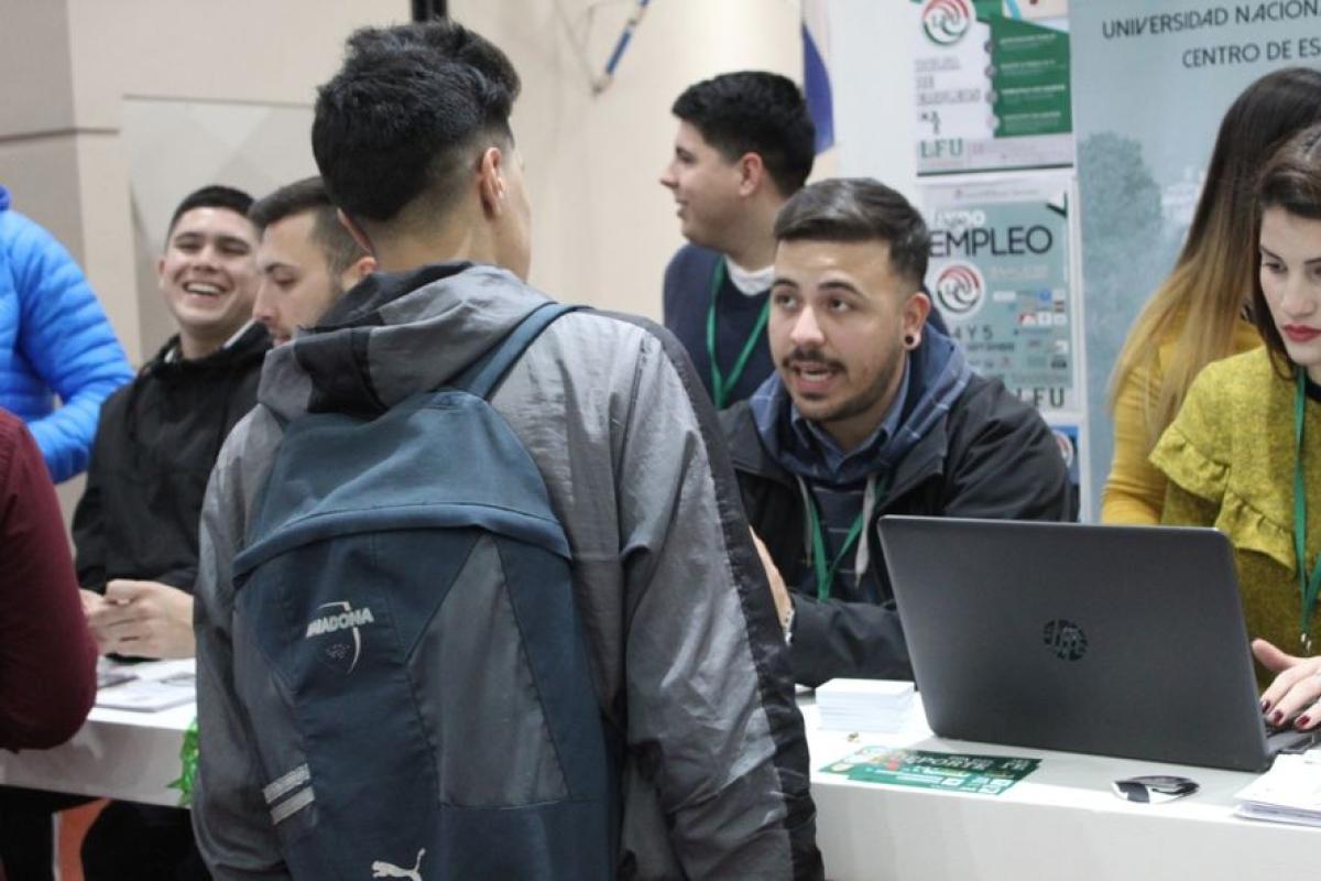 Jóvenes y empleo: apenas 1 de cada 7 consigue un trabajo formal y la desigualdad social profundiza la precariedad