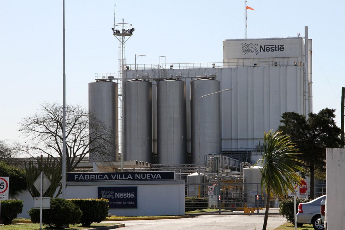 Ola de despidos en Nestlé: La multinacional desafectó empleados en plena madrugada