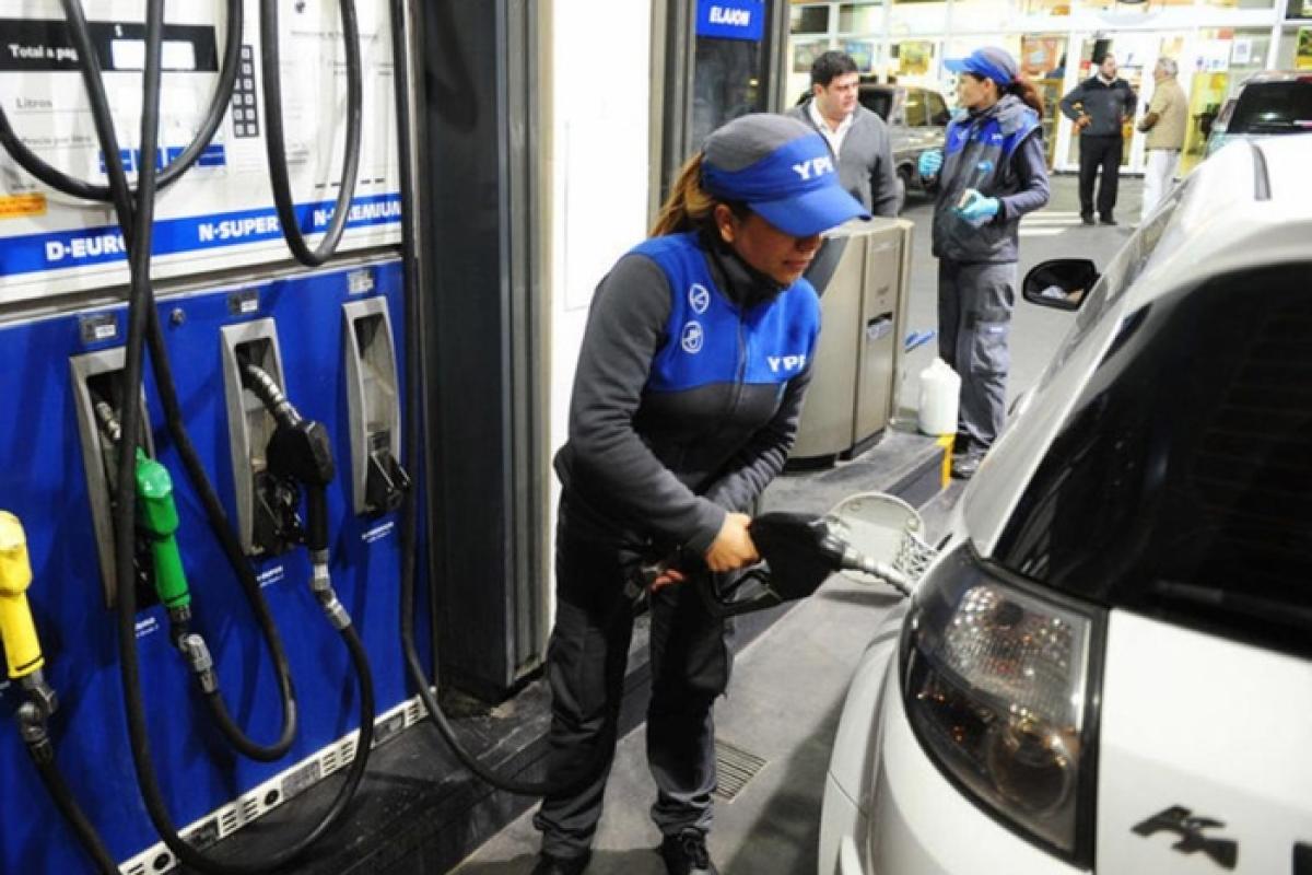 YPF permitirá pagar combustible en dólares y lanza millonaria inversión en biocombustibles