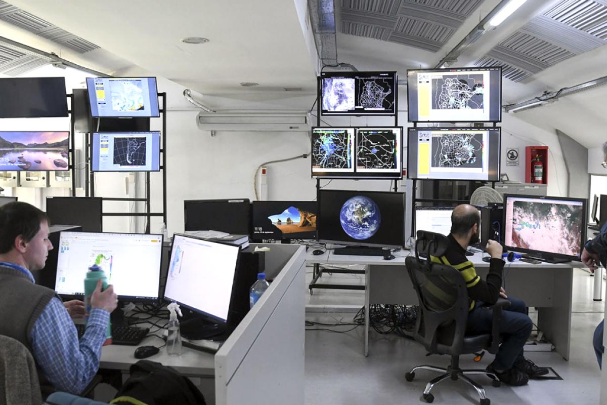 Denuncian un “apagón meteorológico” tras los despidos en el SMN y alertan por riesgos para la navegación aérea y marítima