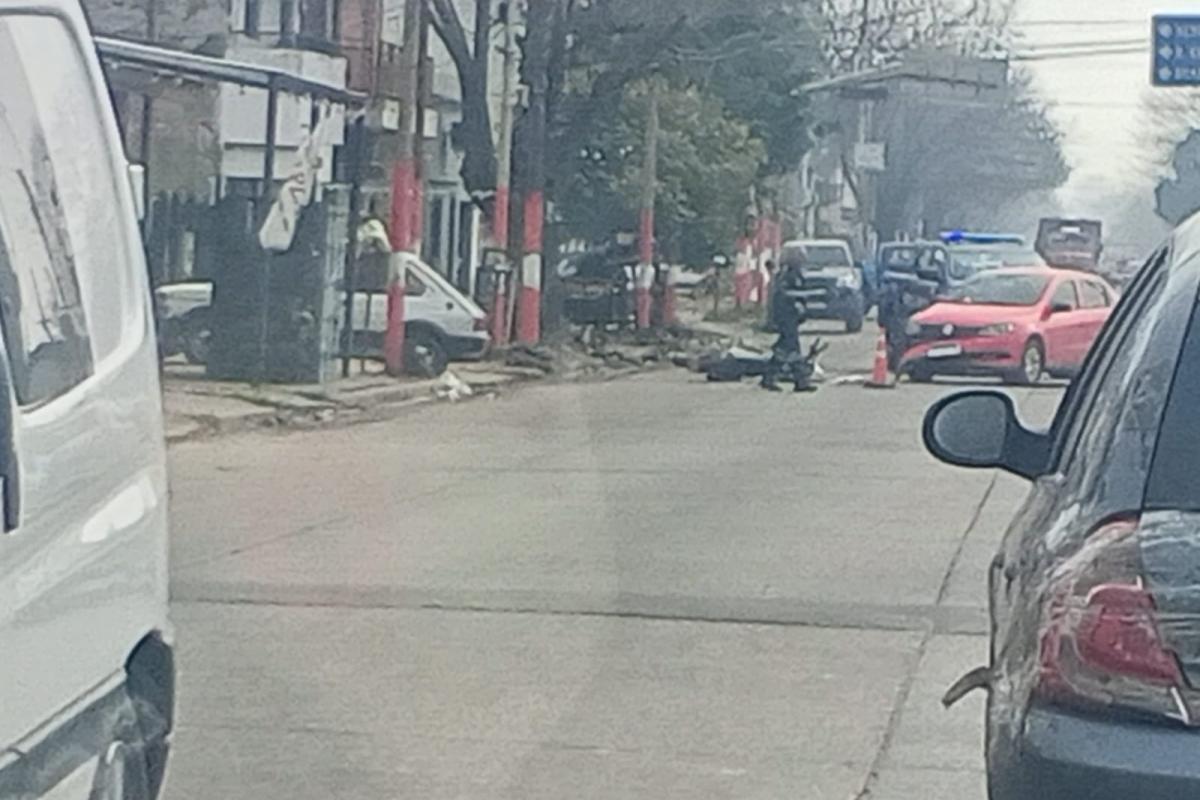La Plata: Grave accidente entre auto y moto en la avenida 122