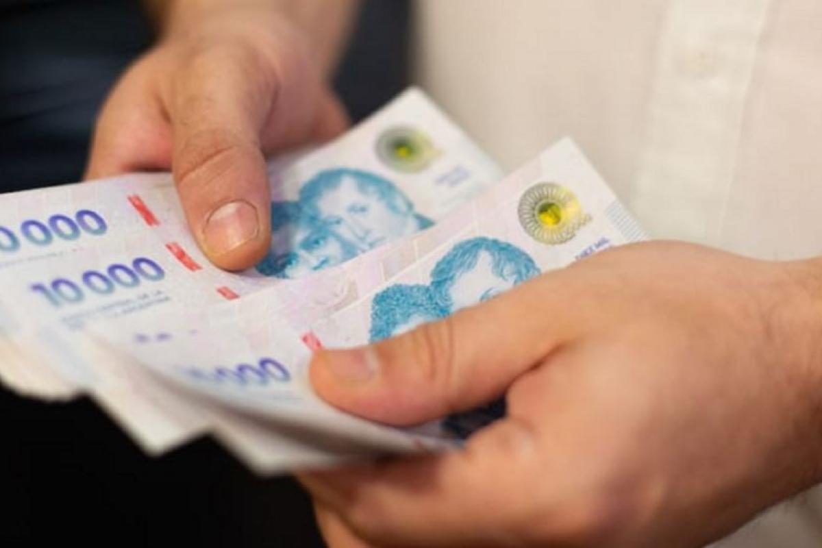 El salario mínimo cayó a su nivel más bajo desde 2001 y acumula una pérdida del 32% en menos de dos años