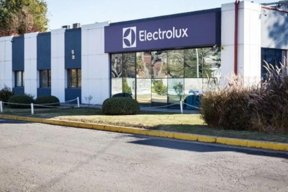 Electrolux deja de fabricar heladeras en Santa Fe y profundiza el ajuste: la planta quedaría con menos de 150 operarios