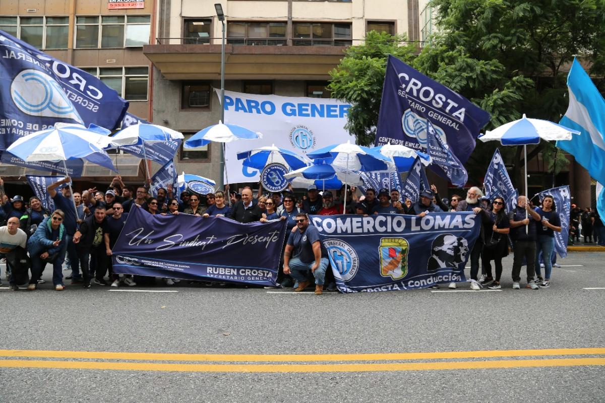 “Es una vergüenza que tengan que mendigar”: mercantiles del sur bonaerense marcharon en apoyo a los jubilados y adhirieron al paro general