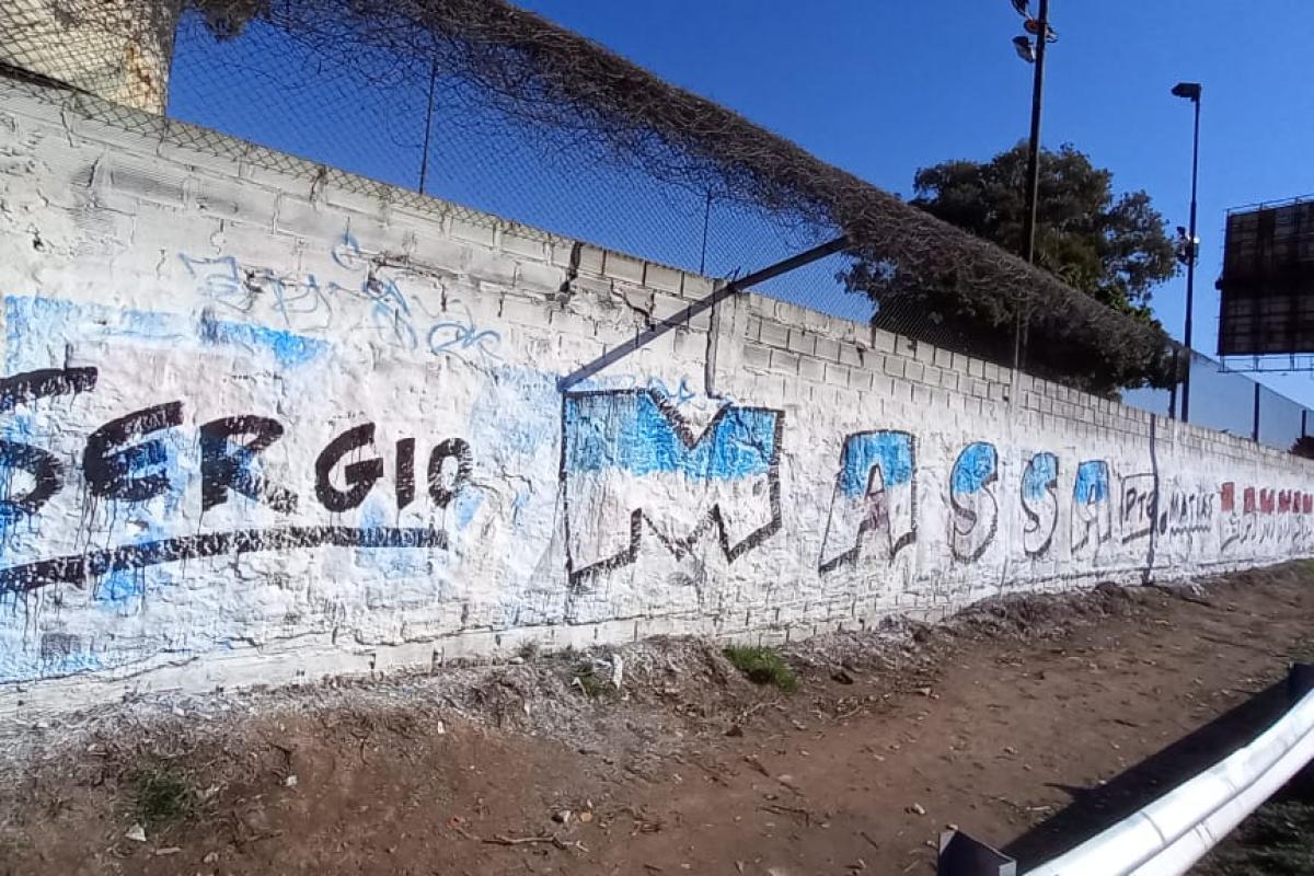 Pintadas en CABA: Massa presidente, Lammens legislador