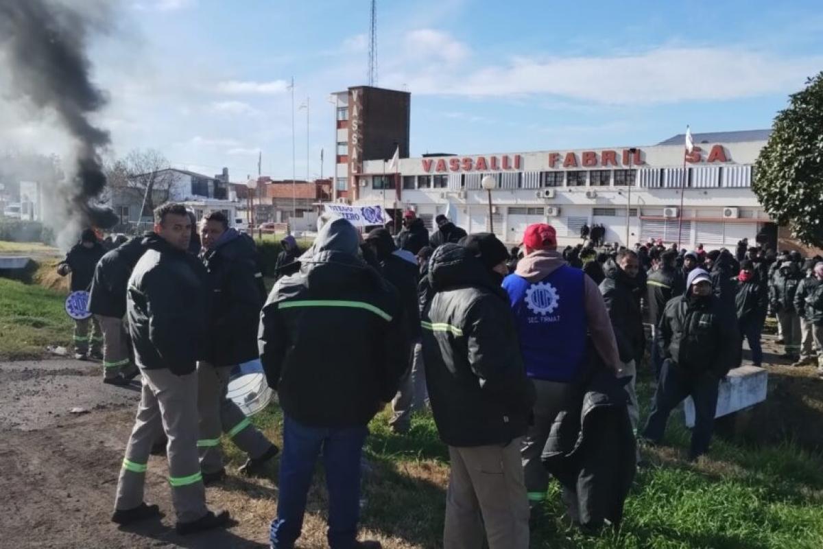 Crisis en Vassalli: atrasos salariales, protestas y futuro incierto para la histórica fábrica de cosechadoras