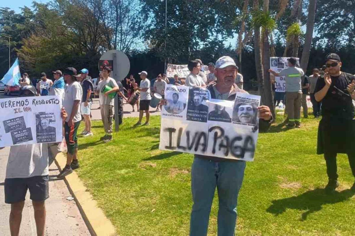 Trabajadores despedidos de ILVA escracharon a los directivos en sus countries y denuncian que la empresa quiere pagar solo el 50% de las indemnizaciones