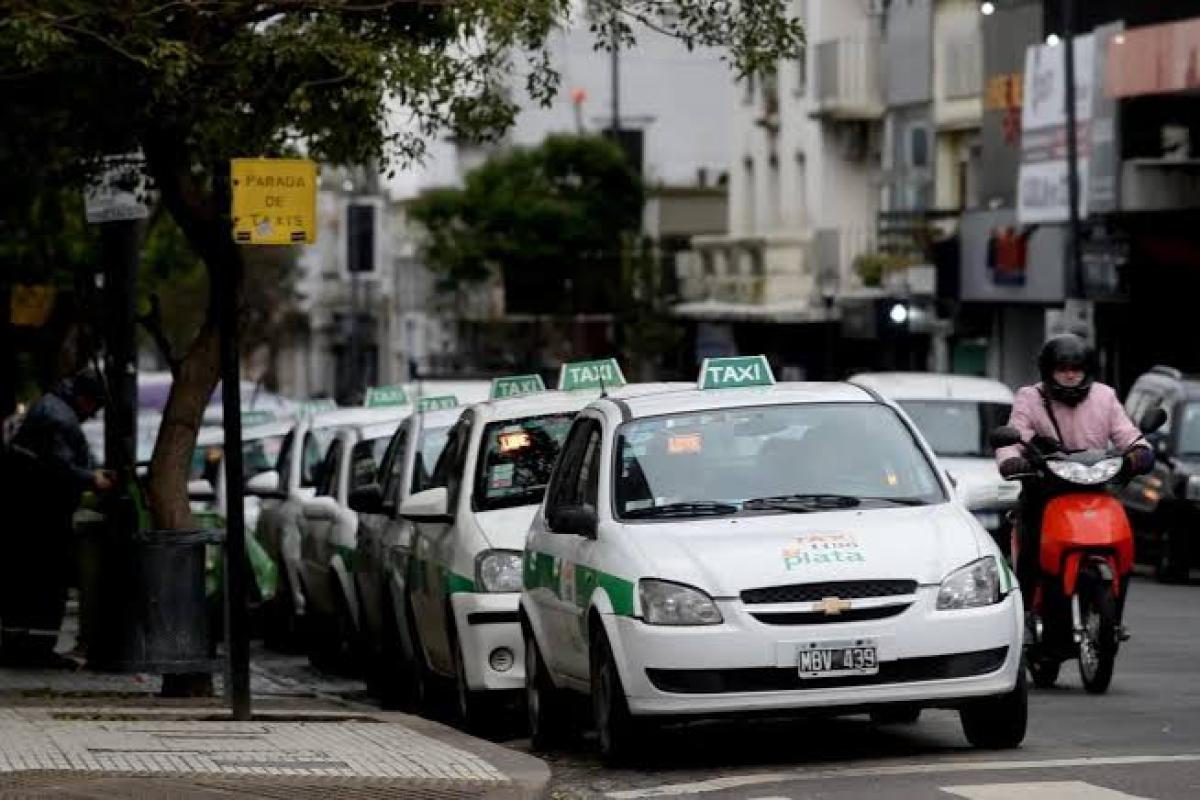 Taxistas platenses alertan por la caída de la actividad y reclaman medidas ante el avance de las aplicaciones