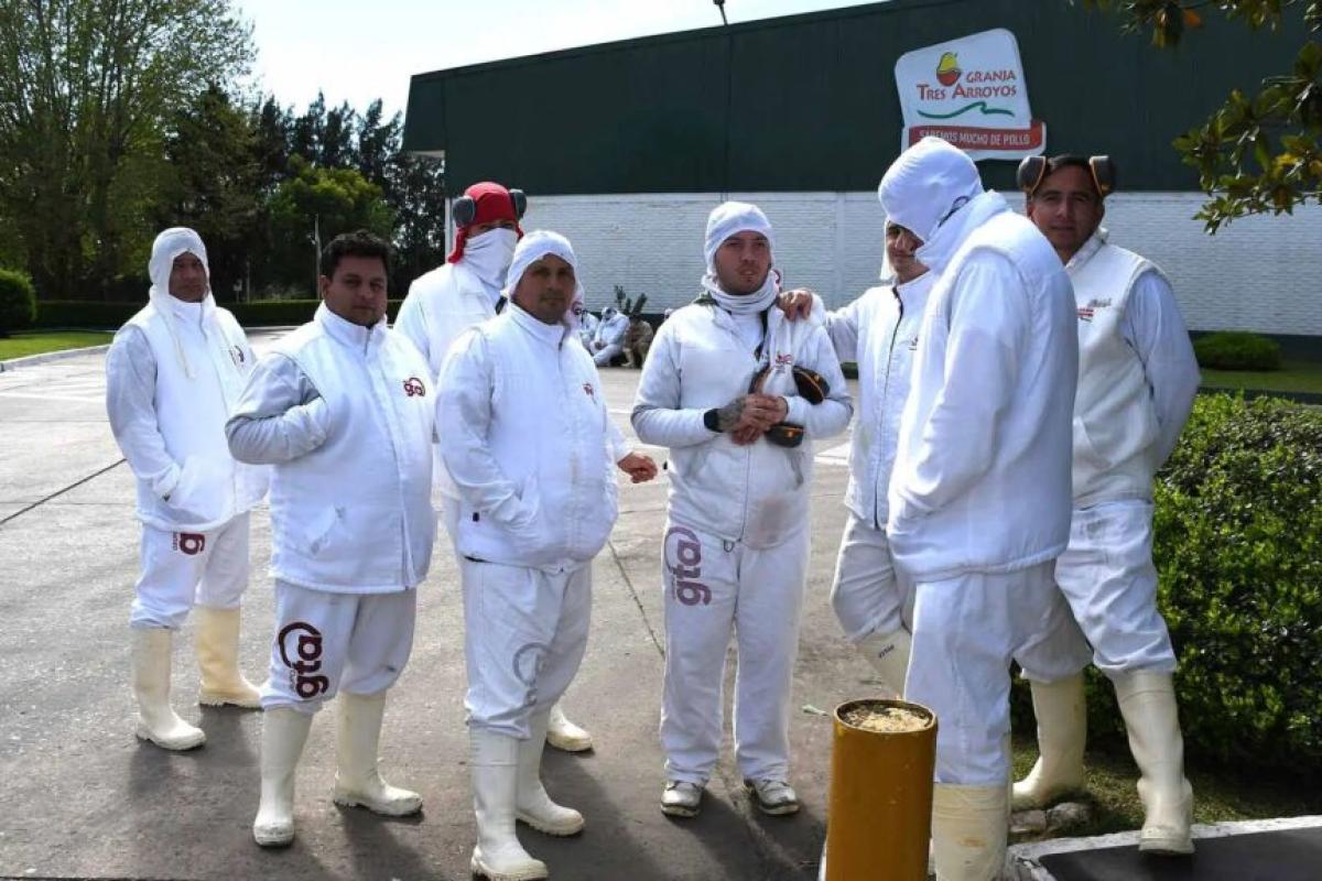 Crece la tensión por la crisis de Granja Tres Arroyos: trabajadores cortaron la Ruta 14 y esperan una audiencia clave para definir el futuro de la planta