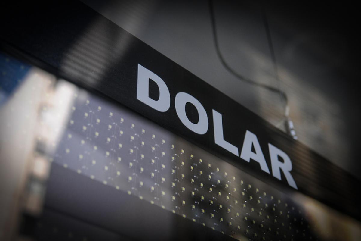 Semana de altibajos en los mercados: el dólar blue retrocede y las acciones cierran con pérdidas