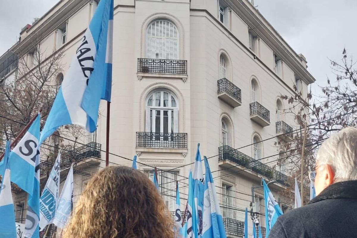 Trabajadores y militantes homenajearon a Cristina Kirchner a un año de su condena y denunciaron una “proscripción política”