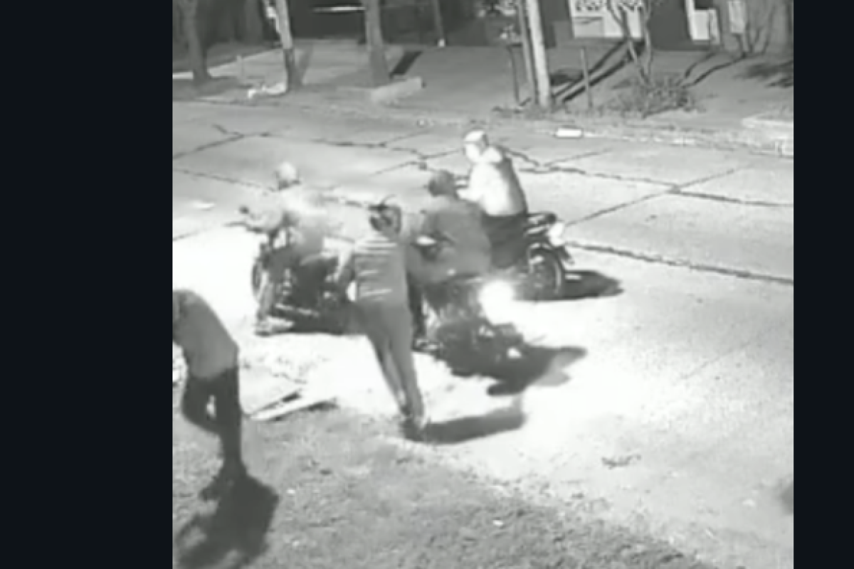 Violento robo a mano armada en La Plata: cuatro motochorros le sustrajeron la motocicleta a un hombre