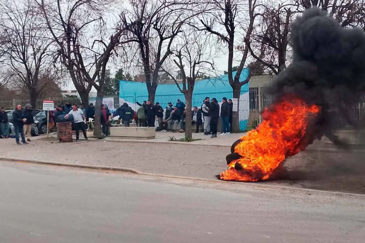 Trabajadores de ILVA lanzan una colecta solidaria tras 83 días de acampe sin salarios ni indemnizaciones
