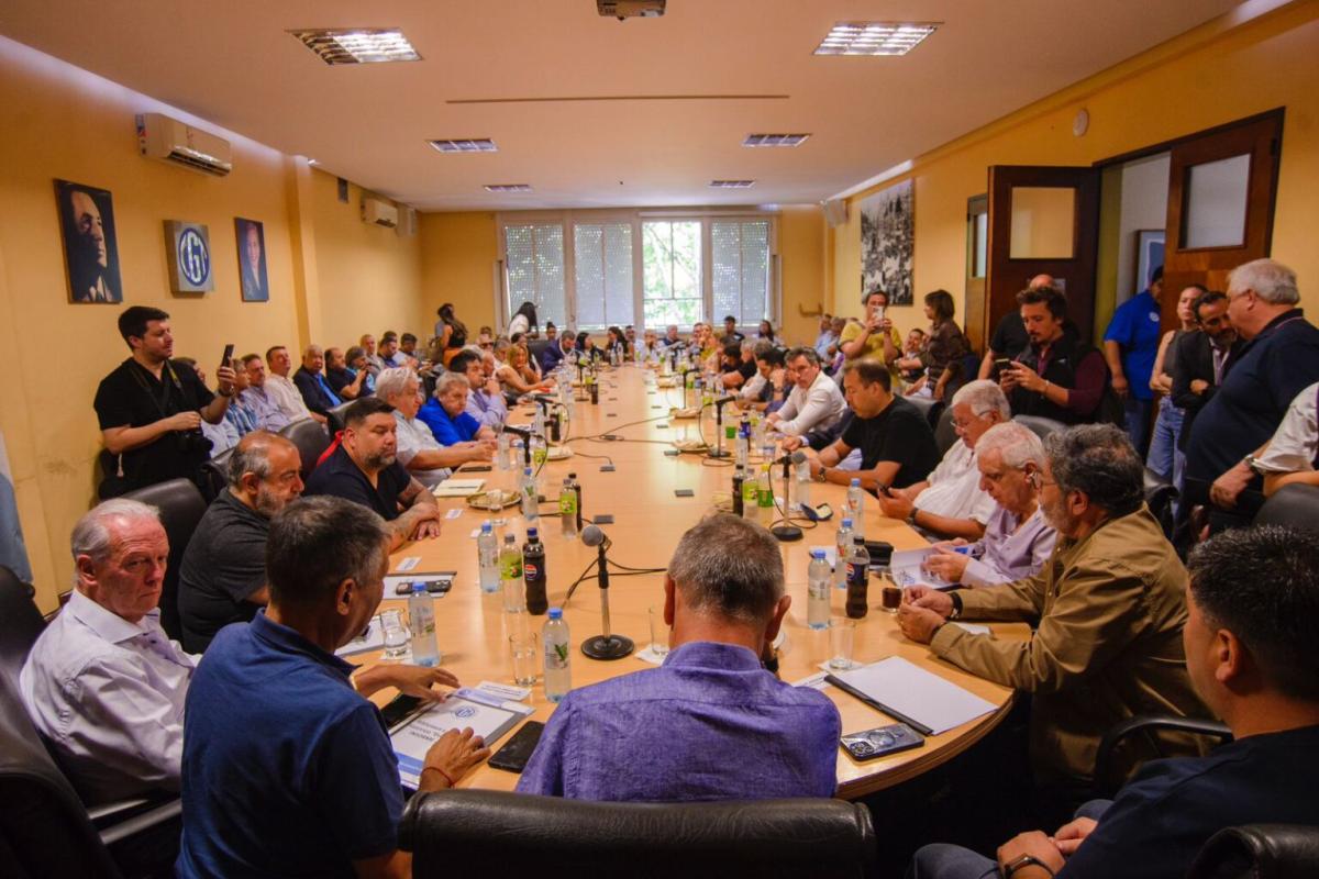 Gerardo Martínez negó avales a la reforma laboral, acusó a Sturzenegger de “mal intencionado” y reveló tensiones con la UIA en el Consejo de Mayo