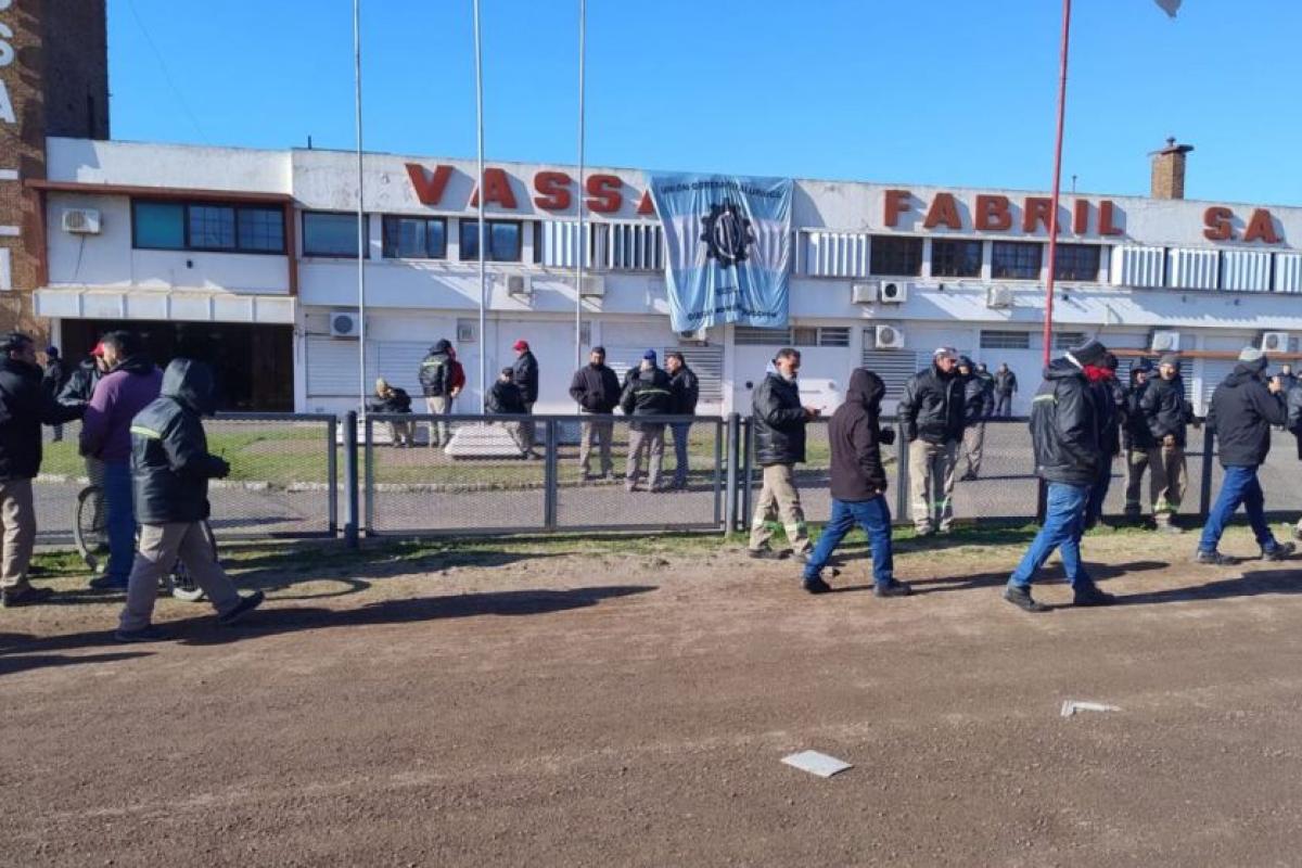 Trabajadores de Vassalli aceptaron volver a producir para finalizar una cosechadora y generar ingresos para la empresa
