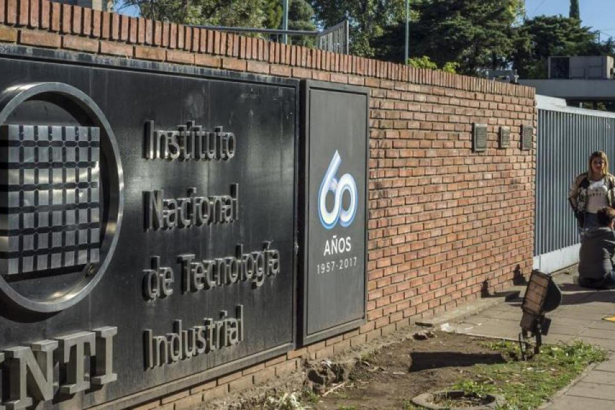 Alerta en el INTI: mandos medios advierten sobre “inviabilidad técnica” ante un plan de más de 700 despidos