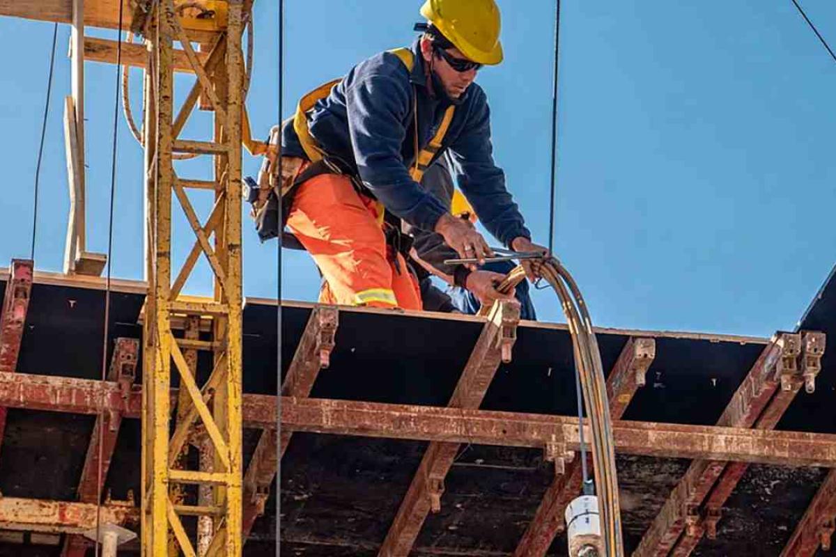 Informe de la UBA: el empleo registrado volvió a caer en abril y el salario mínimo perdió un 40% de poder adquisitivo desde fines de 2023