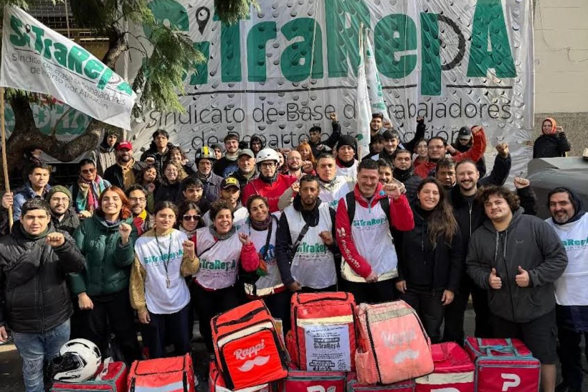 Repartidores de aplicaciones se suman a la protesta contra la reforma laboral: SiTraRepA denuncia que busca “legalizar el fraude laboral”