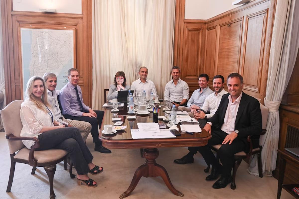 Sube la mora, crecen las tensiones internas y el Gobierno enfrenta semanas clave