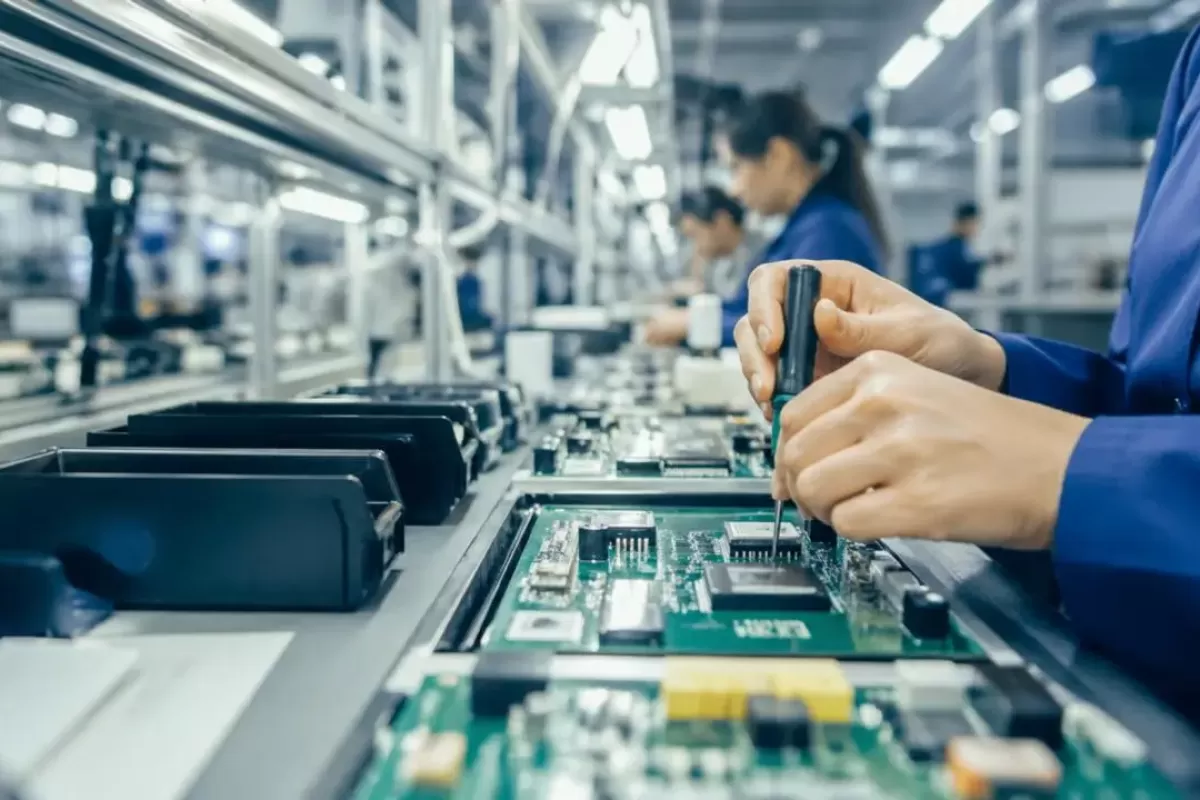 La industria electrónica profundiza su crisis: cae la producción, se pierden empleos y se paralizan las inversiones