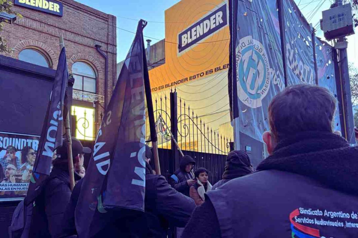 Trabajadores de prensa y televisión protestaron frente a Blender por despidos y reclamos salariales