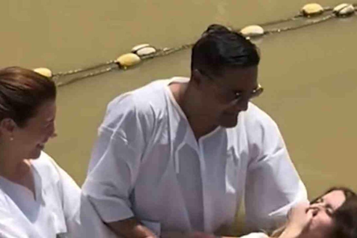 La Libertad Avanza hacia la santidad: Ponce bautizada en el Jordán, pero sus votos siguen haciéndole milagros al Diablo