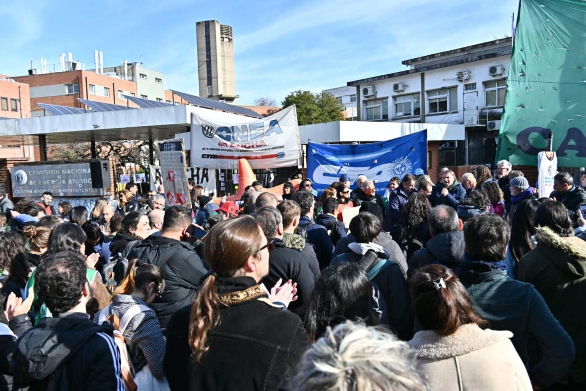 ATE protestó en la CNEA y analiza convocar a un paro nacional por los despidos en el organismo
