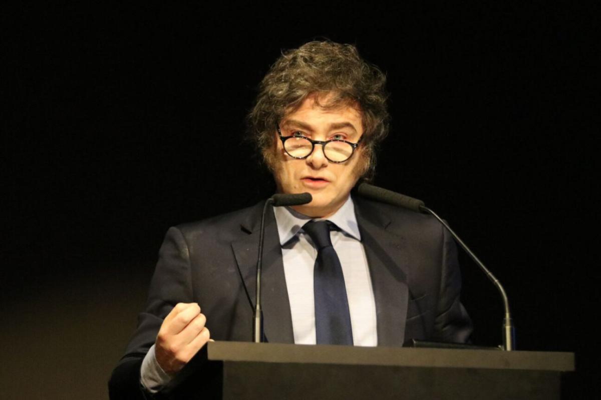Contraste entre discurso y realidad: el empleo formal cae mientras Milei habla de récord laboral