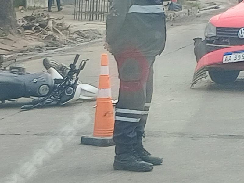 La Plata: Grave accidente entre auto y moto en la avenida 122
