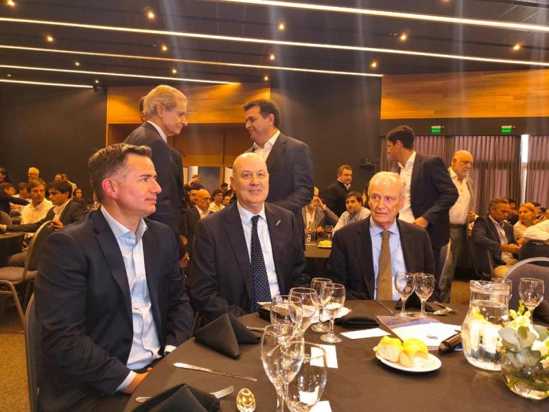 Sturzenegger impulsa la negociación por empresa y plantea una nueva relación entre trabajadores y empleadores