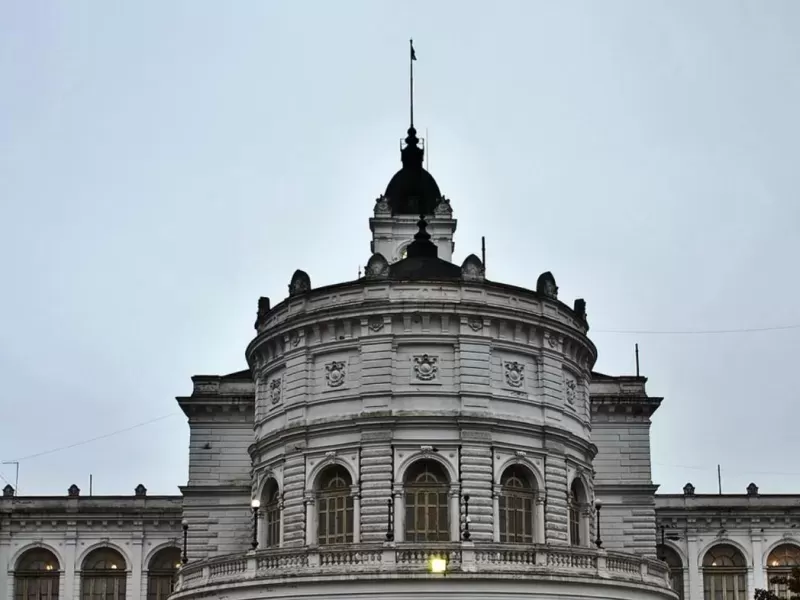 Sueldos municipales en La Plata: lejos de cubrir la canasta básica