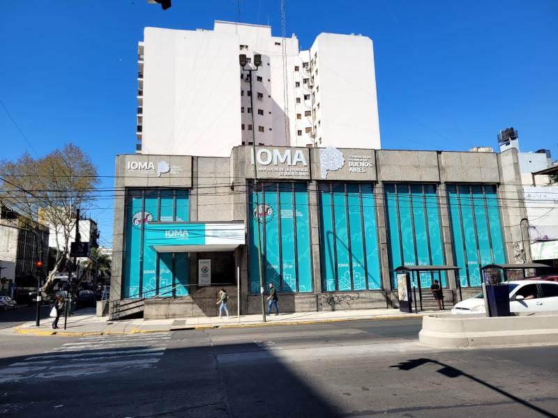 Apuntan contra el presidente de IOMA por incumplimiento judicial y advierten acciones sobre su patrimonio personal