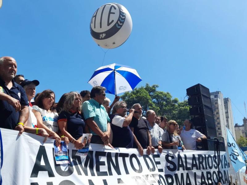 Trece familias viven dentro de un frigorífico abandonado en Santa Fe: “Hace siete meses que no cobramos un peso”