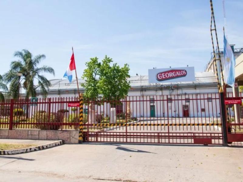 En medio de suspensiones y caída de la producción, Georgalos admite que ya elabora parte de sus caramelos en China