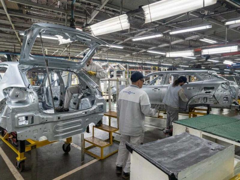 Stellantis frena durante siete semanas la producción de pick-ups en Córdoba y suspende trabajadores