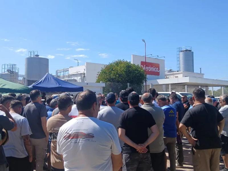 Trabajadores de Lácteos Verónica acampan frente a la planta de Lehmann y reclaman la reactivación de la producción