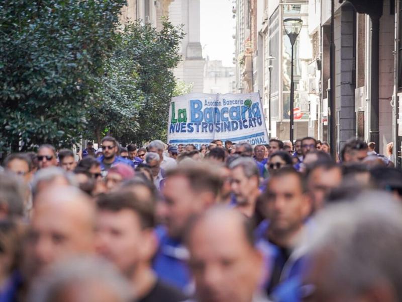 Bancarios consolidan salarios por inflación: el básico roza los $2,3 millones y el bono supera los $2 millones