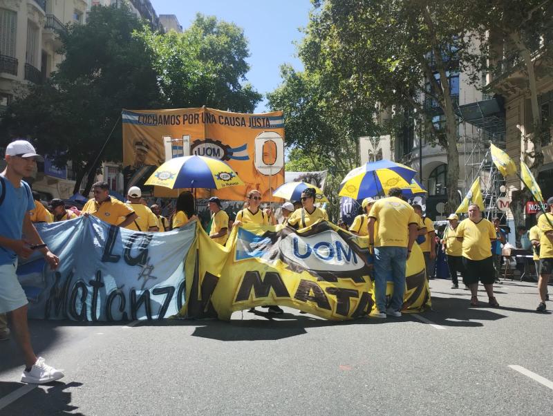 Reforma Laboral en el Senado: fuerte movilización sindical y hasta “Spiderman” apareció en defensa de los trabajadores junto a la UOM