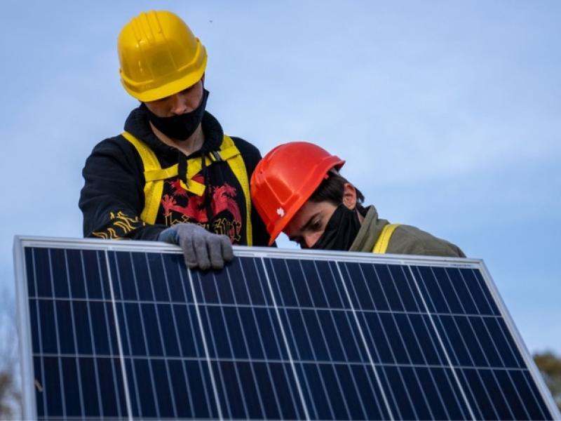El Gobierno prohíbe a distribuidoras cobrar cargos extra a usuarios de energías renovables