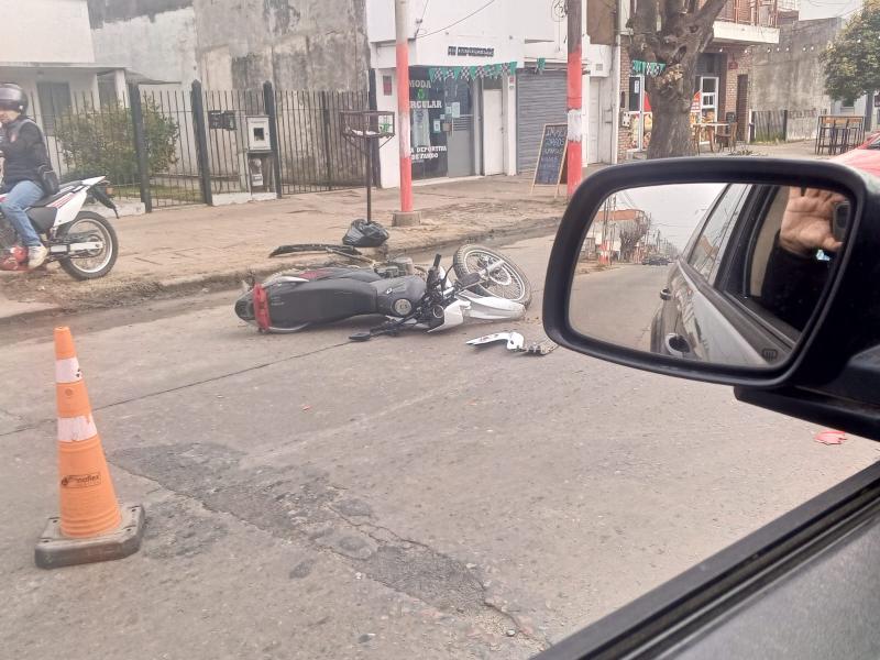 La Plata: Grave accidente entre auto y moto en la avenida 122