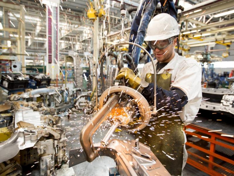 La industria profundiza su retroceso y la automotriz y la textil lideran el desplome