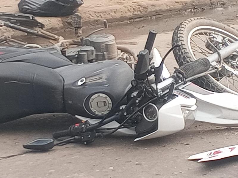 La Plata: Grave accidente entre auto y moto en la avenida 122