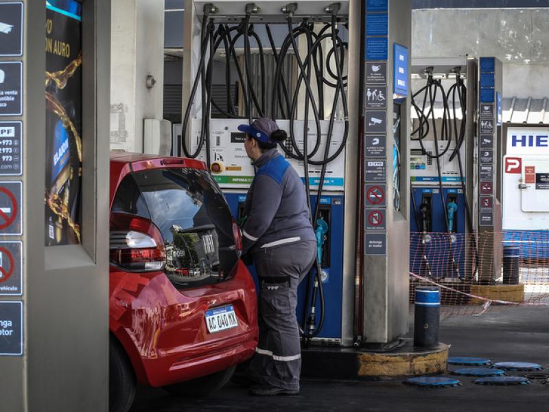 YPF ajusta precios de combustibles tras estabilidad y sigue la tendencia del sector